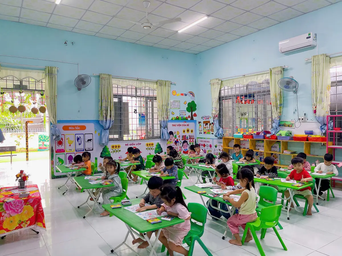 Thư viện của bé, bàn xanh